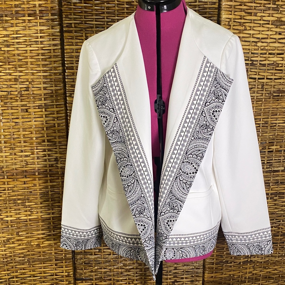 EUC Chico’s white, black lapel design, fully lined jacket blazer Chico size 2 L - Picture 1 of 10
